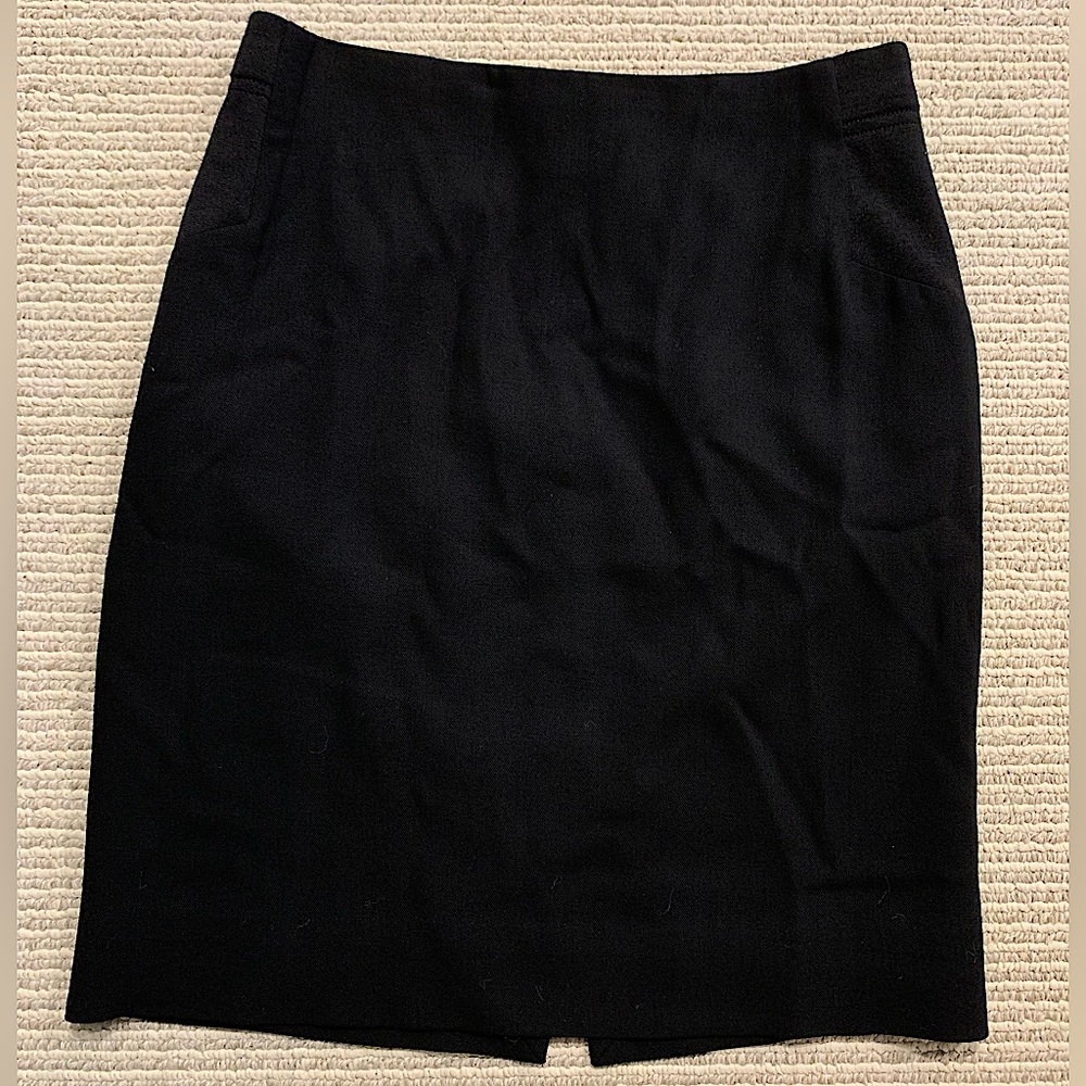 Black BCBBGMAXAZRIA midi skirt. Size XXS 🖤